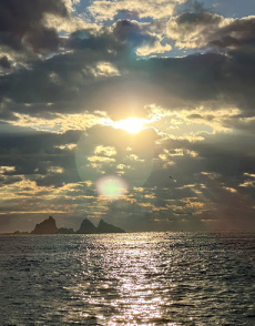 太陽の光がさす海